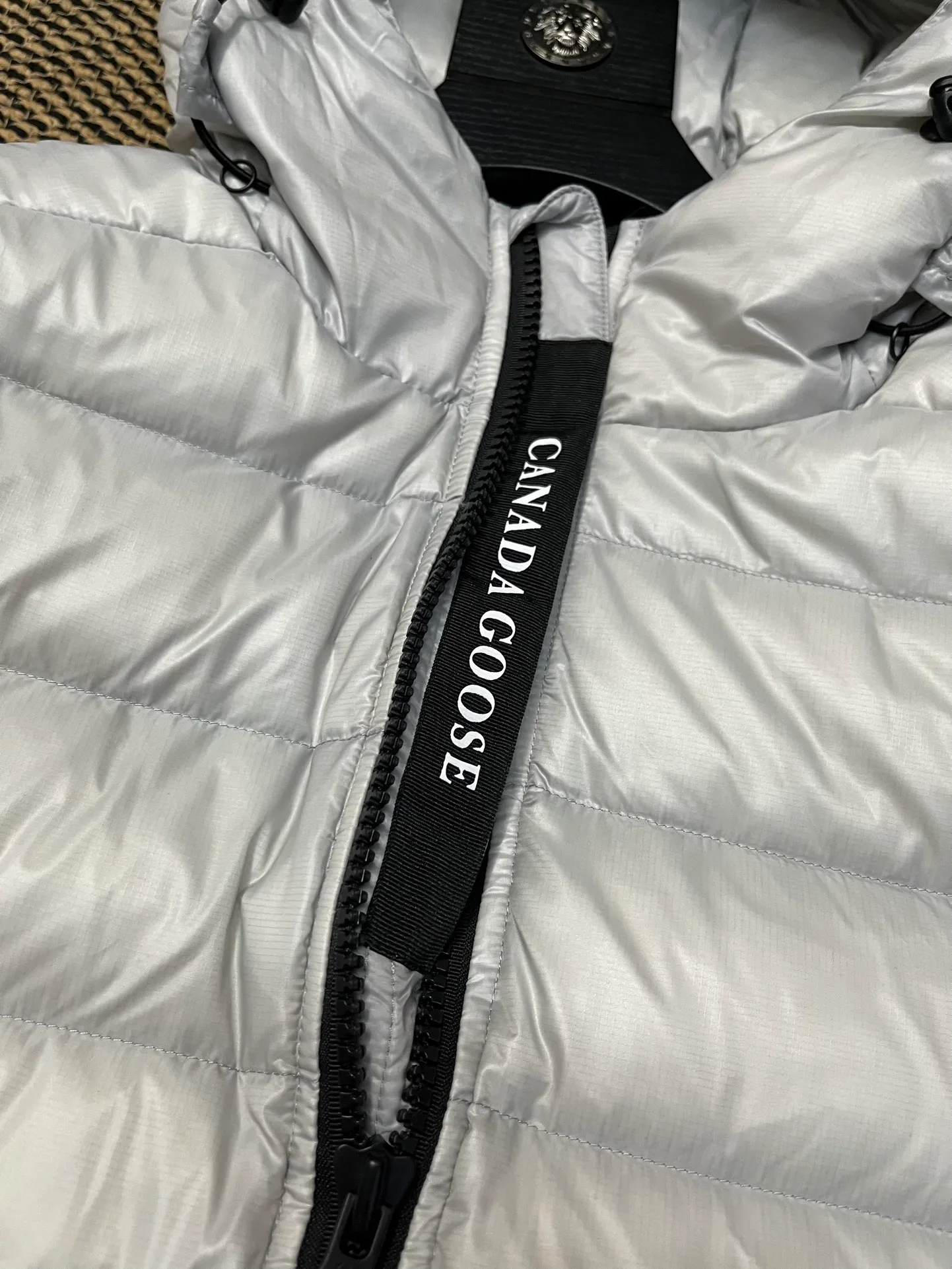 P940 Top 🔥purchase version 𝘾𝘼𝙉𝘼𝘿𝘼 𝙂𝙊𝙊𝙎𝙀/Canada Goose 2227 thin and light style. It’s super lightweight and doesn’t feel any weight on your upper body at all! Show more temperament‼  Canada Goose, a Canadian brand, has always been recognized as the warmest down jacket. Various Instagram celebrities, Internet celebrities, and celebrities often wear it for street photos. I make Canada Goose every year, but I still can’t get rid of my love for the goose. No matter how cold the winter is, there is no need to be afraid. Canada Goose is the legendary warmest down jacket and is known as a must-have for Arctic outdoor sports! The most popular down jacket in the world, celebrities are rushing to buy it, it is a must-have! Size: S-2XL Color: silver gray (red label) silver gray (black label), black (red label), black (black label), dark blue